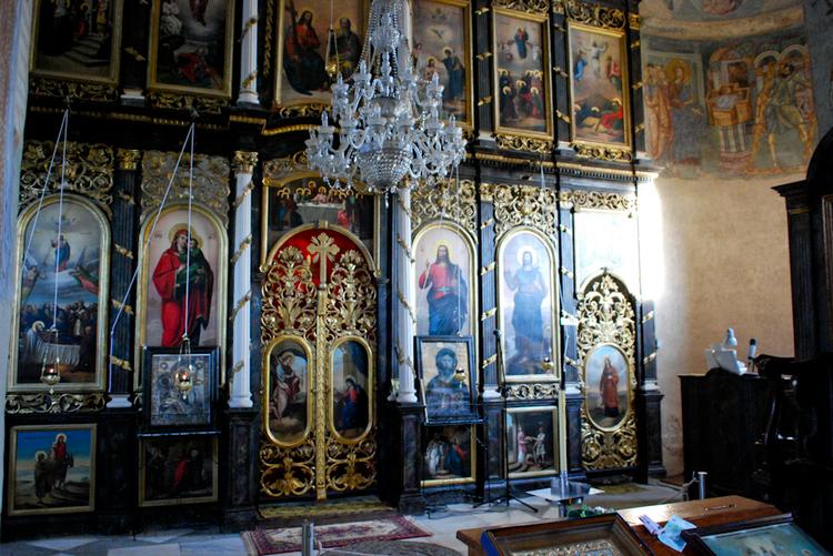 Иконостас внутри главного храма монастыря Любостыня. Сохранился с 1822 года.