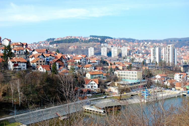 Вид на город Ужице, живописно расположившийся на склоне холма.