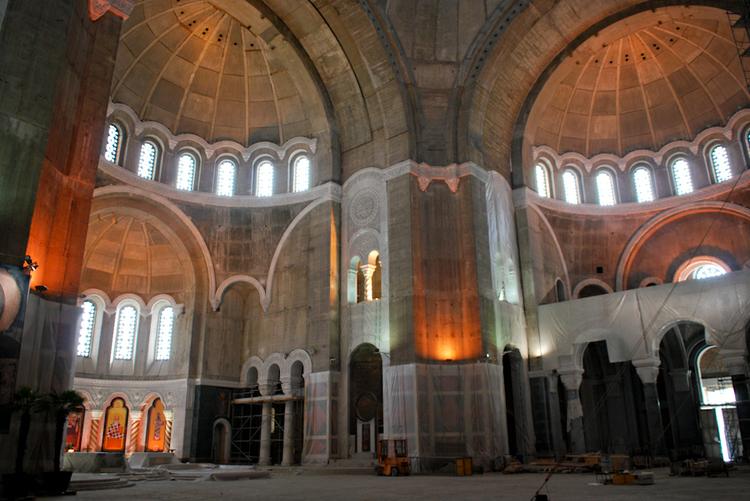 Храм Святого Саввы в Белграде. Внутри собора идут активные работы.