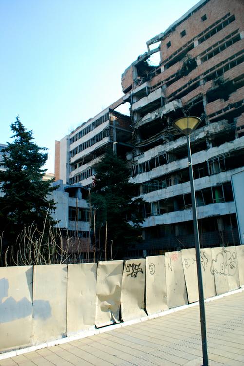 В столице страны Белграде еще остались несколько разрушенных зданий со времен агрессии НАТО. Сербы специально оставили их в нынешнем виде в память о жертвах той войны.