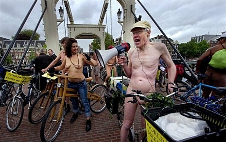 В мире прошли "голые" велопробеги