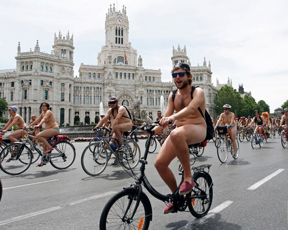 В мире прошли "голые" велопробеги