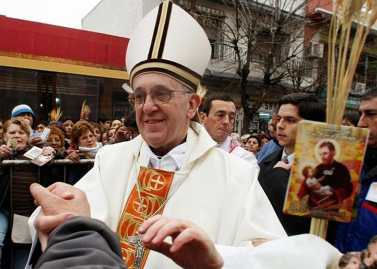 Кардинал Хорхе Марио Бергольо совершает Крестный ход в Буэнос-Айресе