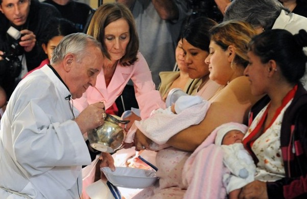 Кардинал Хорхе Марио Бергольо совершает обряд Крещения младенцев