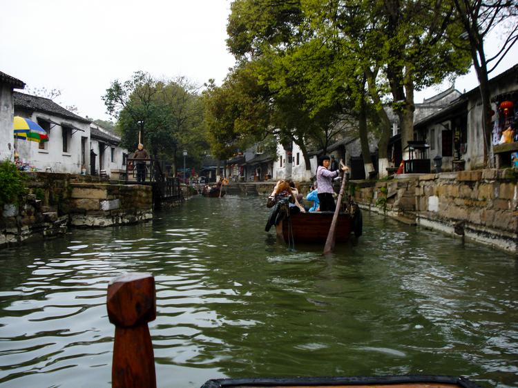 Исторический центр Сучжоу является памятником Всемирного наследия. Он знаменит своими каменными мостами, пагодами и китайскими садами став меккой как для туристов, так и для предпринимателей.