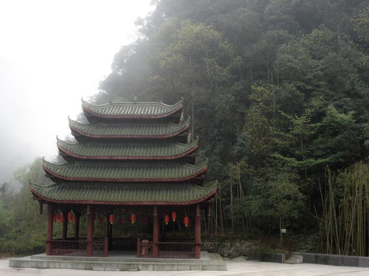 Недалеко от Чунцин, в провинции Ляонин, расположен природный парк Хэйшань (Черная гора), названный в честь расположенной здесь горы.