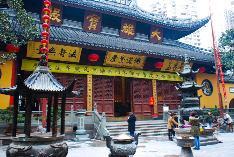 Храм Нефритового Будды в Шанхае является одной из самых почитаемых китайских святынь. Храм построен относительно недавно - в конце XIX века, но пережил серьезное разрушение во время Второй Мировой войны. После войны храм был восстановлен в нынешнем стиле сунской династии. 