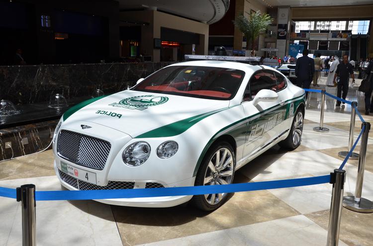 Новинка в автопарке полиции Дубая - последняя модель Bentley 