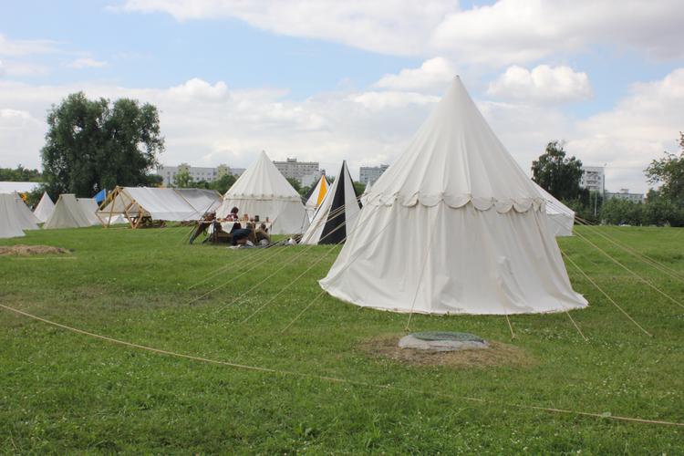 «Времена и Эпохи»: шатры лагерей исторических реконструкций - участников бутафорных сражений