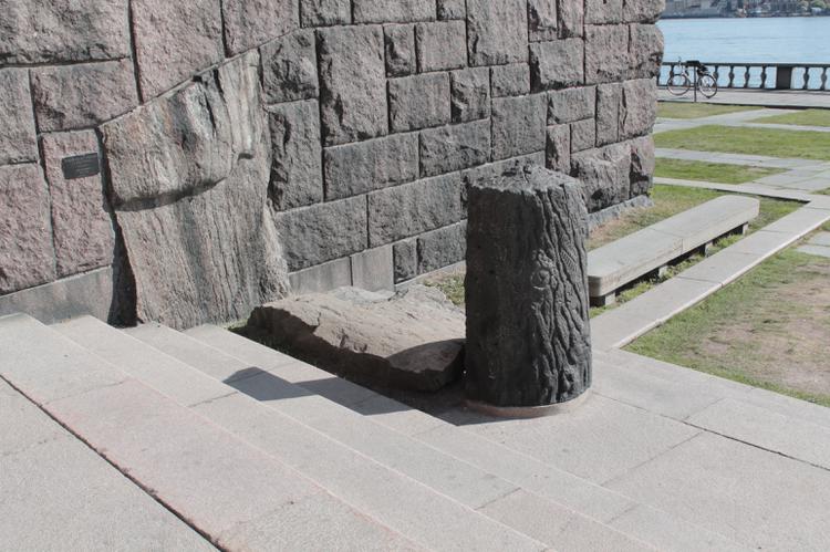 Памятник бревну. В честь которого и назван Стокгольм