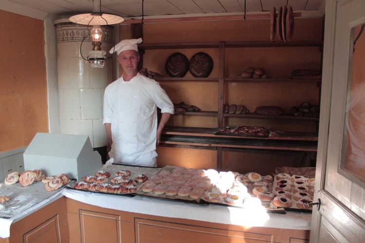 Пекарь из городского квартала музея Скансен. Вкусные плюшки