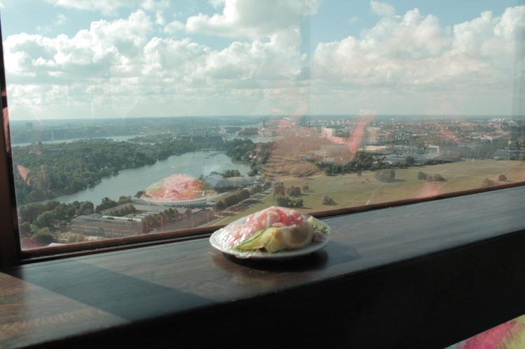 Телебашня. Сендвич с креветками с видом на Стокгольм