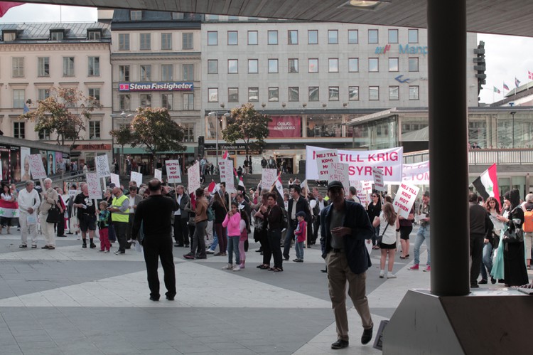 На площади протестуют против войны в Сирии