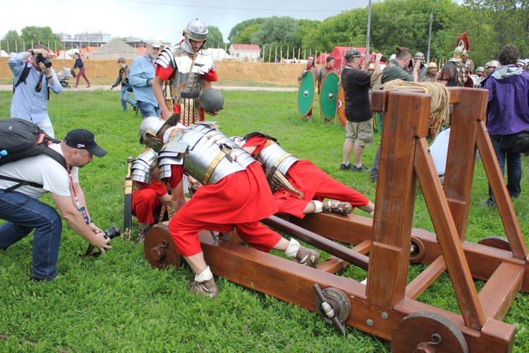Времена и Эпохи - Рим: легионеры заряжают катапульту (точная копия, из дуба, вес 500 кг).