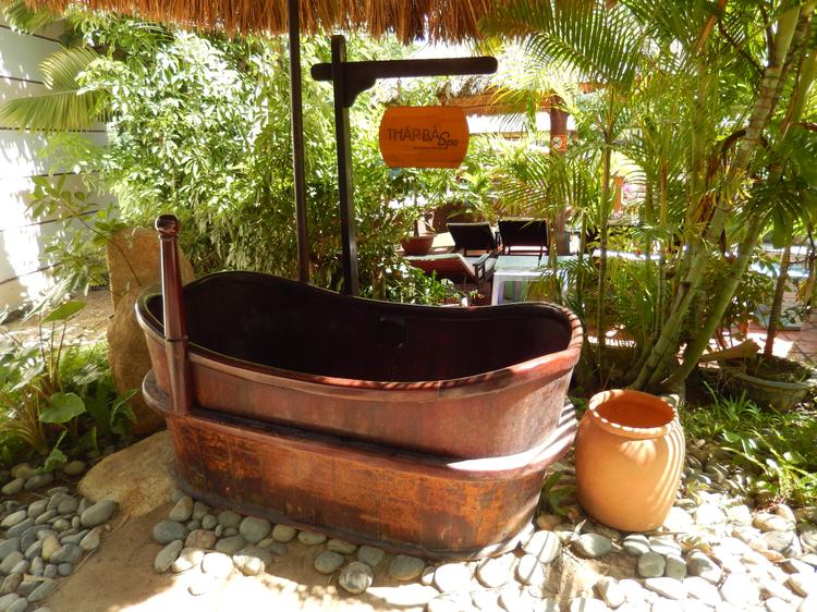 Грязевые ванны в Thap Ba можно принять как единолично в симпатичной деревянной ванне, так и каменной купальне на несколько человек.