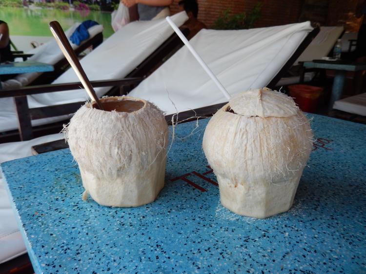 После процедур в Thap Ba можно прилечь на свободный лежак с мягким матрасом и заказать себе кокосовое молоко - кокос свежайший, открывают его при вас.