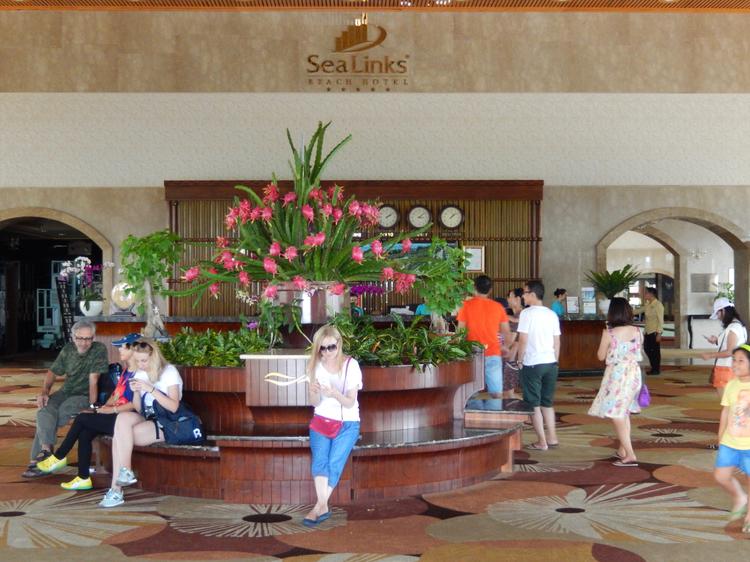 Благодаря Вьетнамским авиалиниям в Фантьете наша пресс-группа останавливалась в одном из лучших отелей - Sea Links City. Это целый город на берегу Южно-Китайского моря. В холле отеля.