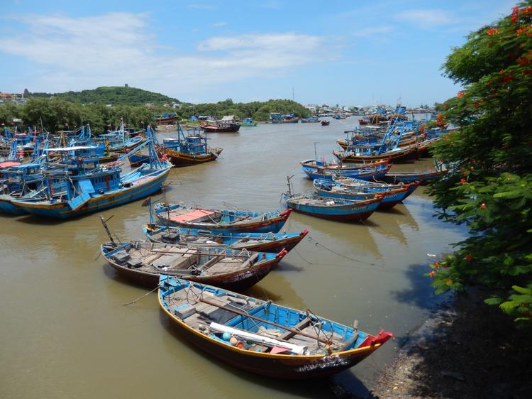 Фантьет. Лодки рыбаков. Рыболовный промысел - одна из основных статей дохода местного населения. 
