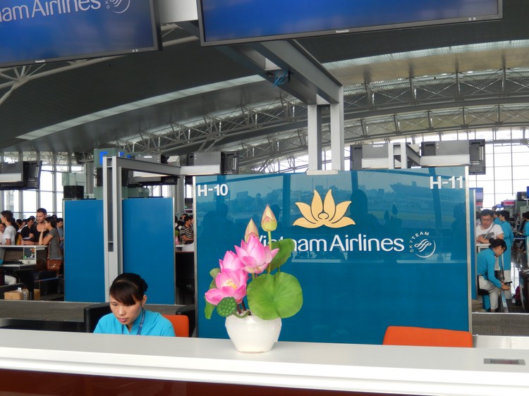 Стойка регистрации Вьетнамских авиалиний в Ханое - свежие цветы и улыбчивые девушки-администраторы.