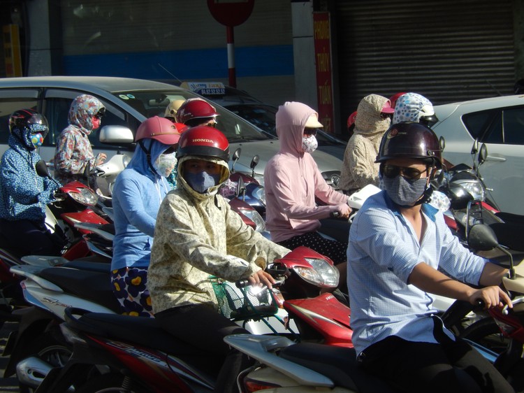 Такие маски на лицах очень популярны во Вьетнаме - защищают кожу от пыли и солнца.