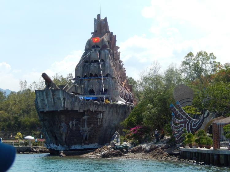 Недалеко от острова Хон Там находится удивительный аквариум в виде останков затонувшего корабля. 