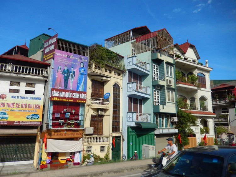 Узкие дома - одна из самых характерных особенностей вьетнамских городов.