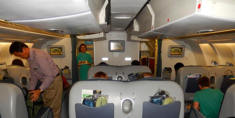 Не успели мы расположиться в удобных креслах бизнес-класса самолета А-330-200 Vietnam Airlines, как любезные девушки-бортпроводницы уже предложили нам влажные полотенца и прохладительные напитки. 