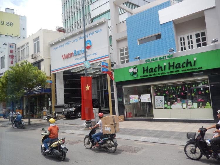 Хошимин. Знакомый нам красный флаг со звездой украшает дома и дороги каждого вьетнамского города!