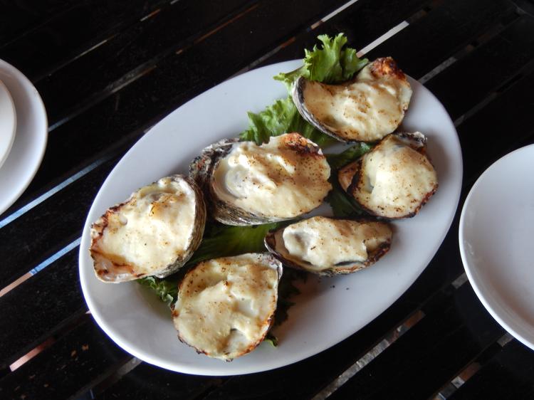 Обед в очень уютном ресторане Фантьета на берегу моря - раковины, запеченные с сырным соусом.