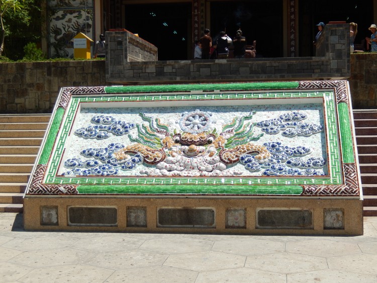Перед входом в Пагоду Лонг Шон можно увидеть огромную яркую мозаику.