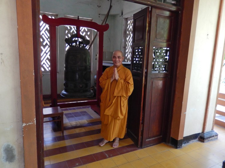 При входе в Пагоду нас встречает очень добродушный монах, задача которого - бить в огромный колокол во время церемонии.