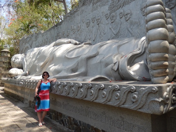 Статуя лежащего Будды рядом с Пагодой Лонг Шон в Нячанге