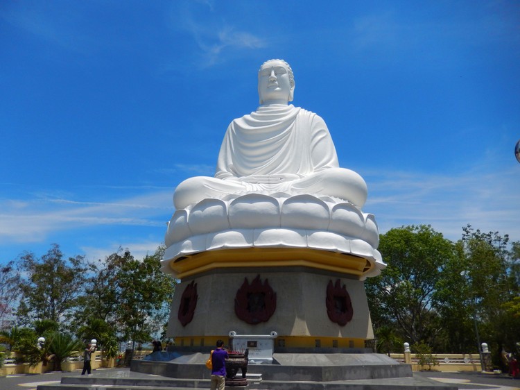 На горе выше Пагоды Лонг Шон - Белый Будда, сидящий на цветке лотоса (высота 14 метров).
