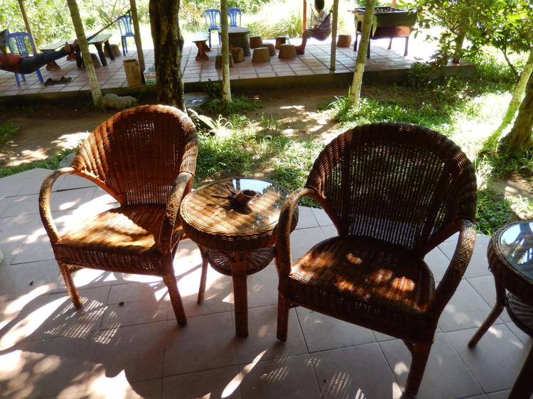 Янг-Бей. После дороги в парк (от Нячанга ехать около часа) можно отдохнуть в плетеных креслах.