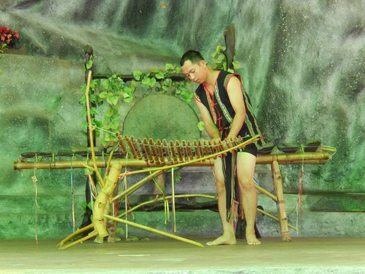 Парк Yang Bay - игра на старинном инструменте из стеблей бамбука