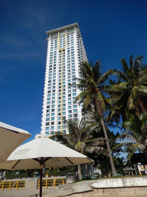Заселились в Нячанге в Premier Havana Nha Trang 5*, отель расположен в центре курорта