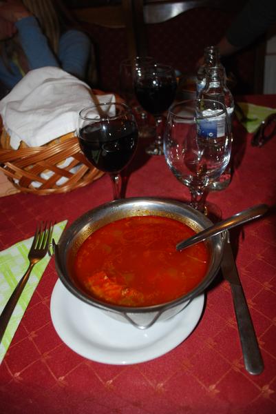 Вот так выглядит настоящий венгерский гуляш. На самом деле это очень острый и вкусный суп.