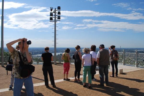 Гид Ласло проводит обзорную экскурсию по Будапешту. Пресс-группа приехала на самую высокую обзорную точку города - горы Геллерта.