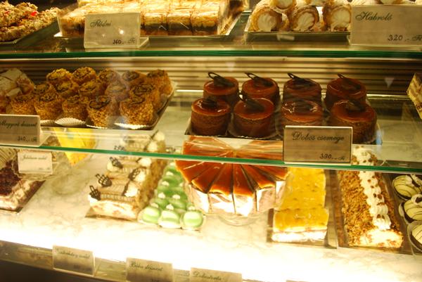 В Венгрии, как и во всей Европе, очень любят сладости. Кондитерские поражают своим выбором.