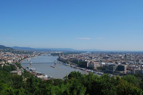 Вид с горы Геллерта на Дунай и центр Будапешта.