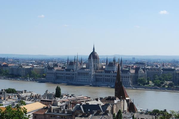 Вид с возвышенности на венгерский парламент.
