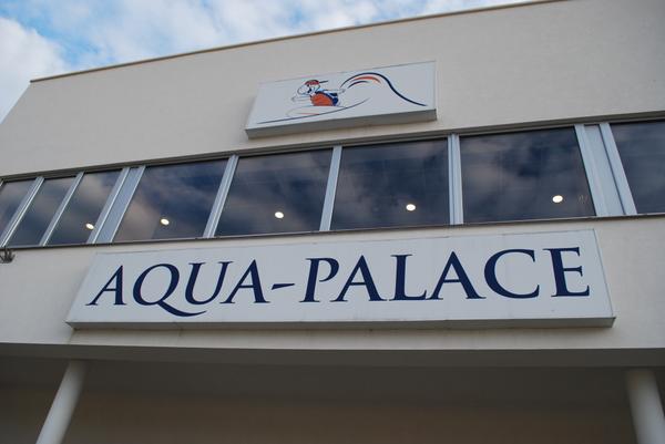 Также в Хайдусобосло находится один из крупнейших аквапарков Венгрии Aqua-Palace.