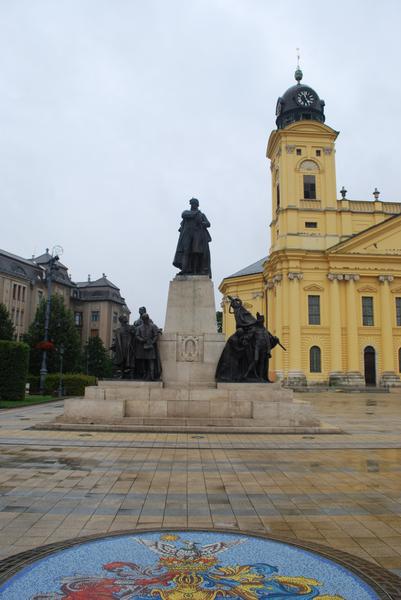 Протестанский собор городе Дебрецен (самый крупный в Венгрии!), а рядом с ним памятник героям революции 1848 года.