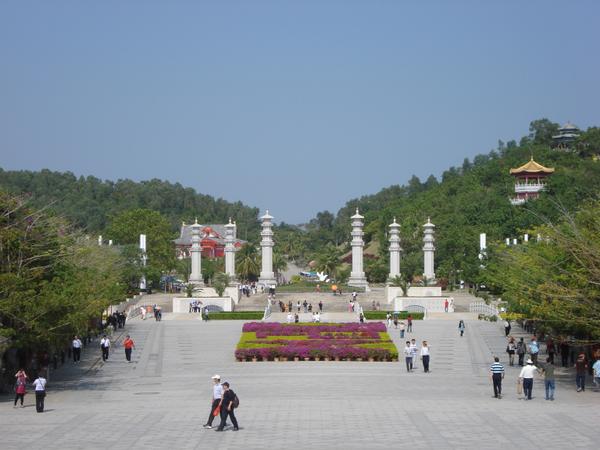 Большая площадь перед статуей