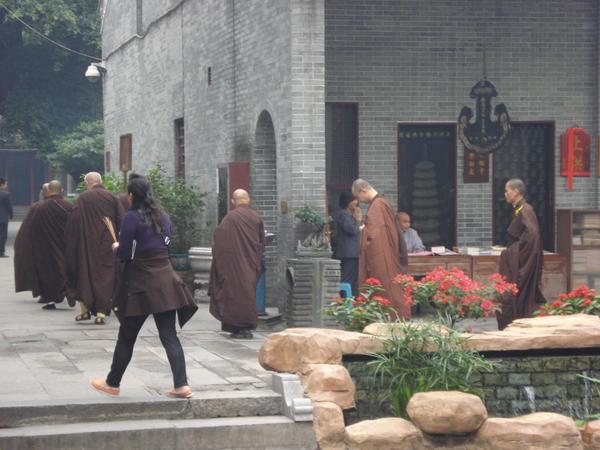 Монахи шествуют со службы