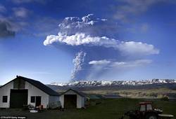 <p>Извержение Гримсвотна, самого активного вулкана Исландии, началось в ночь с субботы на воскресенье 21-22.05.11: тогда дым от него поднялся на высоту в 20 км.</p>. Фото , Исландия