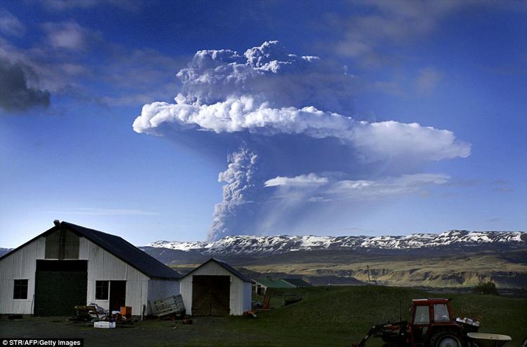 Извержение Гримсвотна, самого активного вулкана Исландии, началось в ночь с субботы на воскресенье 21-22.05.11: тогда дым от него поднялся на высоту в 20 км.