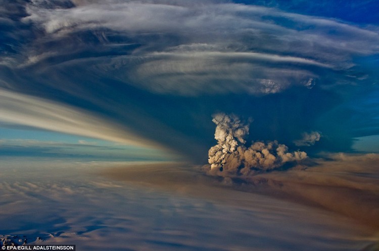 Извержение Гримсвотна - завораживающий вид из кабины самолета.