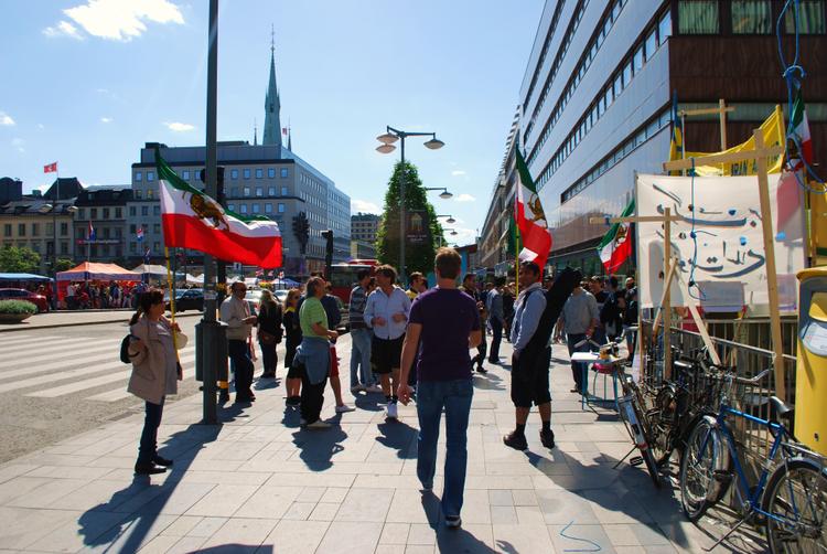 Стокгольм, митинг иранских мигрантов 