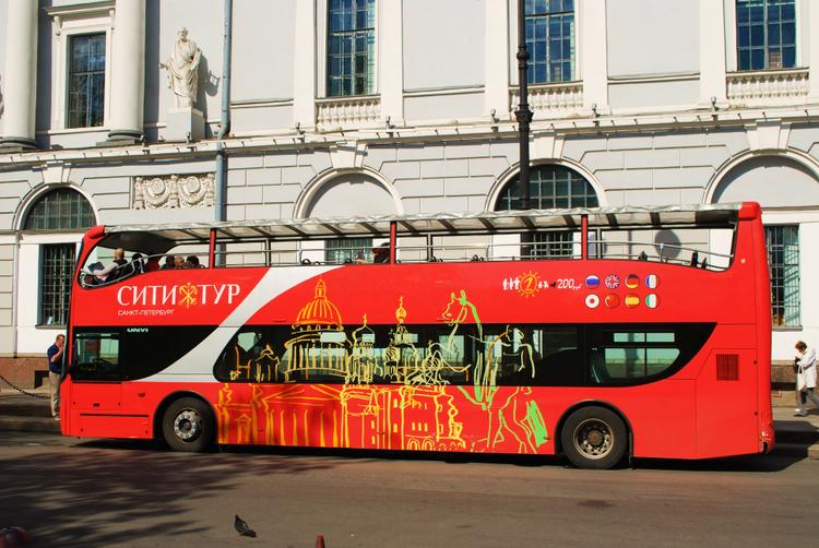 Очень удобно передвигаться по городу на туристическом автобусе